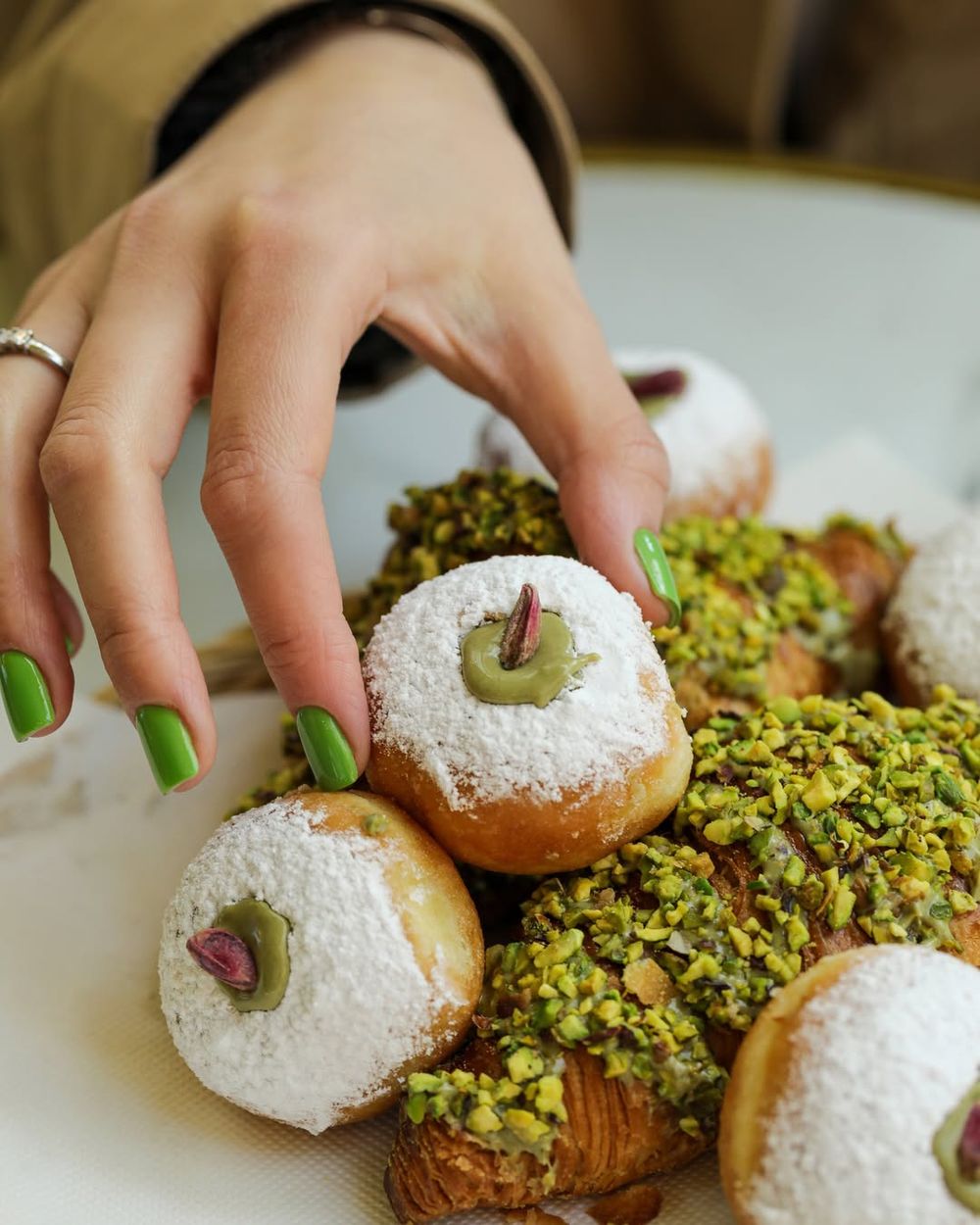 吃貨V上線！BTS泰亨時裝周後台狂嗑「開心果可頌」太可愛、必點同款甜點&推薦品項一次看！-10