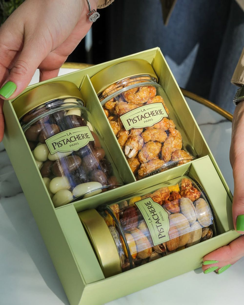 吃貨V上線！BTS泰亨時裝周後台狂嗑「開心果可頌」太可愛、必點同款甜點&推薦品項一次看！-12