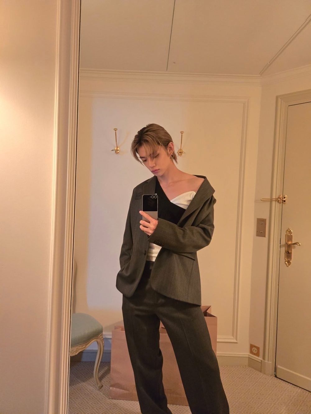 Miu Miu給TXT然竣穿了這麼性感的衣服？！原來時裝週裡面穿的是「超誘惑」斜肩背心！-5