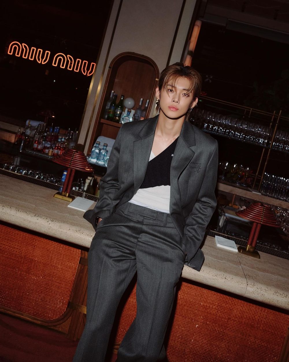 Miu Miu給TXT然竣穿了這麼性感的衣服？！原來時裝週裡面穿的是「超誘惑」斜肩背心！-4