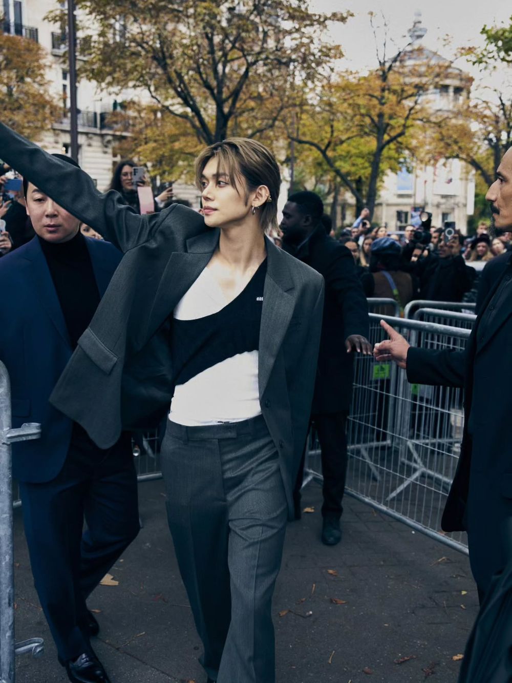 Miu Miu給TXT然竣穿了這麼性感的衣服？！原來時裝週裡面穿的是「超誘惑」斜肩背心！-6