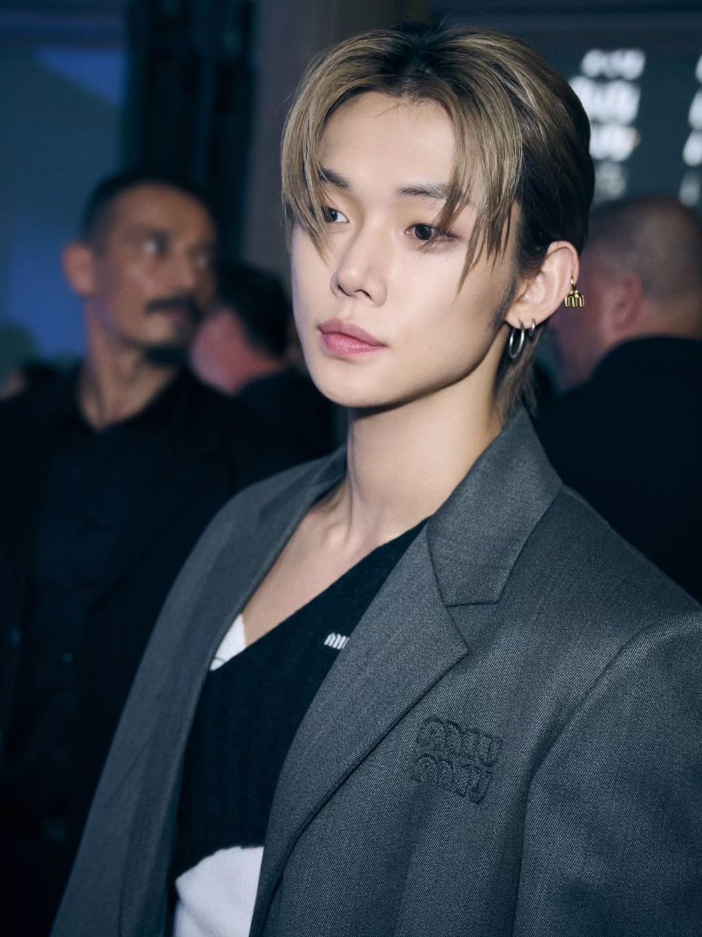 Miu Miu給TXT然竣穿了這麼性感的衣服？！原來時裝週裡面穿的是「超誘惑」斜肩背心！-7