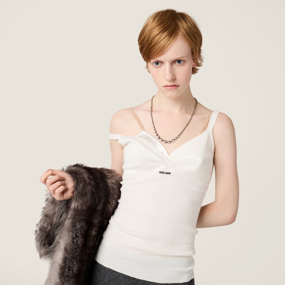 Miu Miu給TXT然竣穿了這麼性感的衣服？！原來時裝週裡面穿的是「超誘惑」斜肩背心！-9