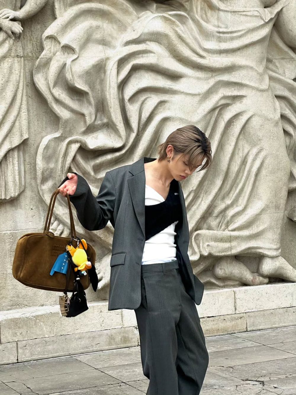 Miu Miu給TXT然竣穿了這麼性感的衣服？！原來時裝週裡面穿的是「超誘惑」斜肩背心！-12