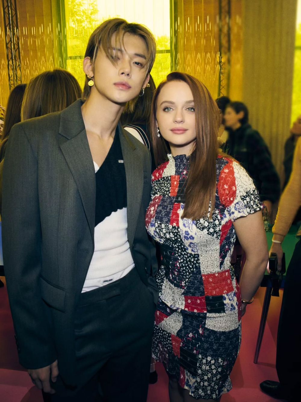 Miu Miu給TXT然竣穿了這麼性感的衣服？！原來時裝週裡面穿的是「超誘惑」斜肩背心！-13