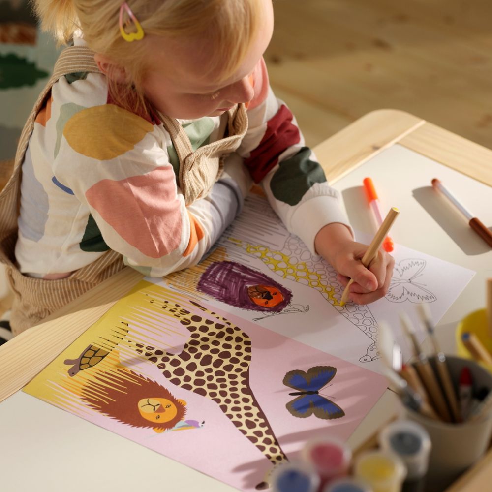 IKEA又要來搶錢！全新草原動物系列「長頸鹿寶寶玩偶、狐獴絨毛吊飾、收納袋」全都太想買！-8