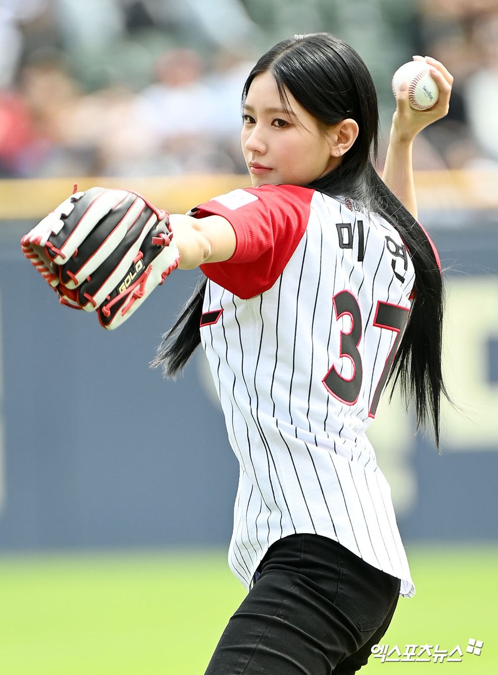 棒球迷認證6位最強「勝利妖精」KPOP偶像！泰亨「勝利V」名副其實，禮志＆薇娟獲「開球女神」稱號！-3