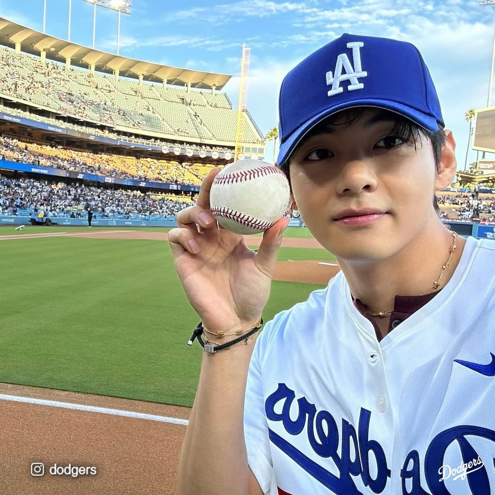 棒球迷認證6位最強「勝利妖精」KPOP偶像！泰亨「勝利V」名副其實，禮志＆薇娟獲「開球女神」稱號！-5