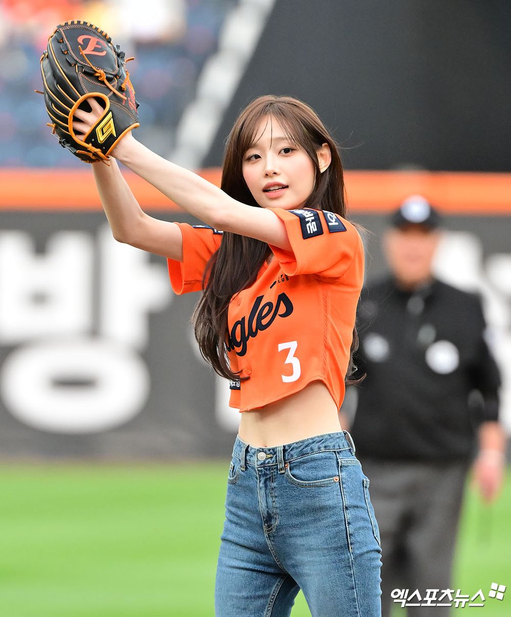 棒球迷認證6位最強「勝利妖精」KPOP偶像！泰亨「勝利V」名副其實，禮志＆薇娟獲「開球女神」稱號！-9