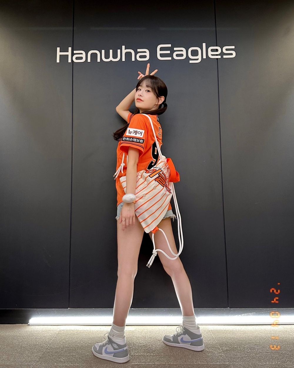 棒球迷認證6位最強「勝利妖精」KPOP偶像！泰亨「勝利V」名副其實，禮志＆薇娟獲「開球女神」稱號！-8