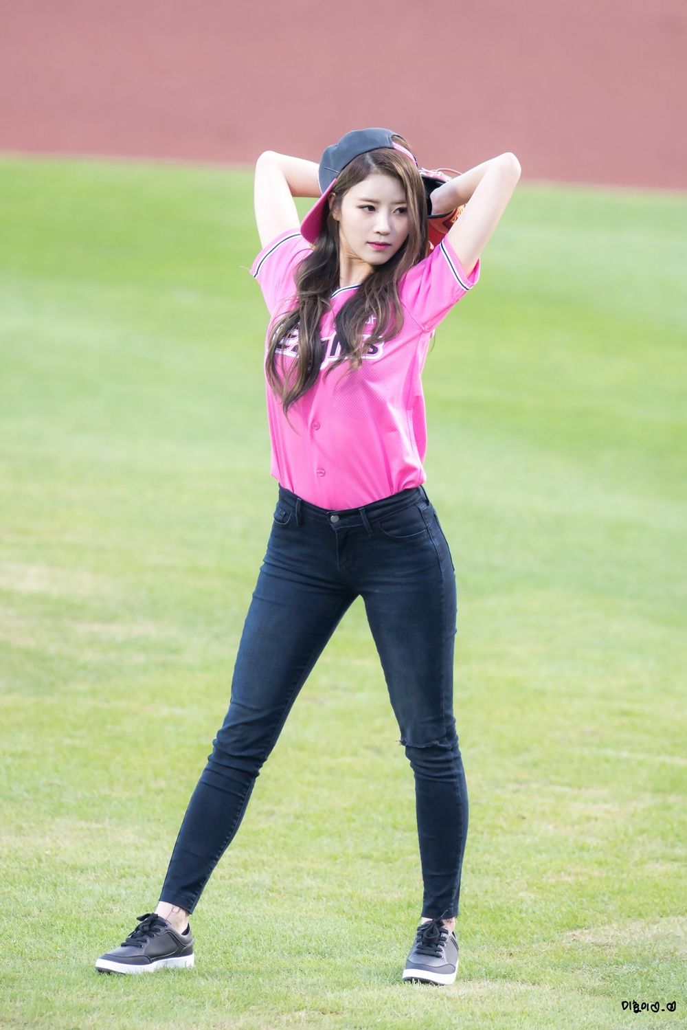 棒球迷認證6位最強「勝利妖精」KPOP偶像！泰亨「勝利V」名副其實，禮志＆薇娟獲「開球女神」稱號！-10