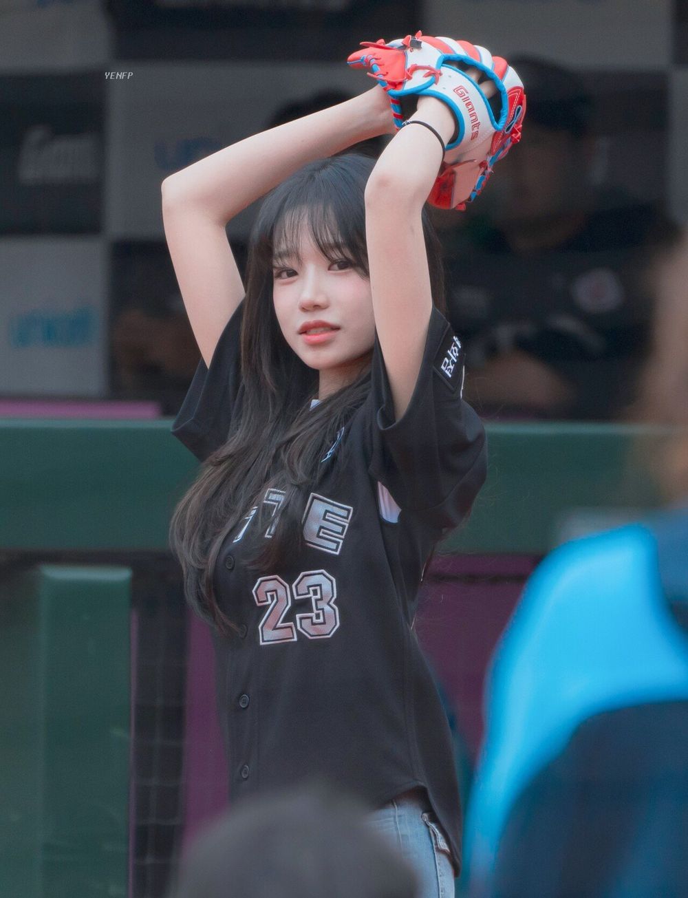 棒球迷認證6位最強「勝利妖精」KPOP偶像！泰亨「勝利V」名副其實，禮志＆薇娟獲「開球女神」稱號！-12