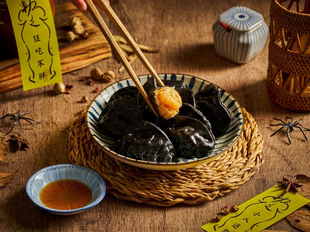 點點心2025萬聖節限定太欠吃！「黑俠豬仔包」可愛到捨不得吃、忠青商行也推「黑皮鮮蝦水餃」！-4