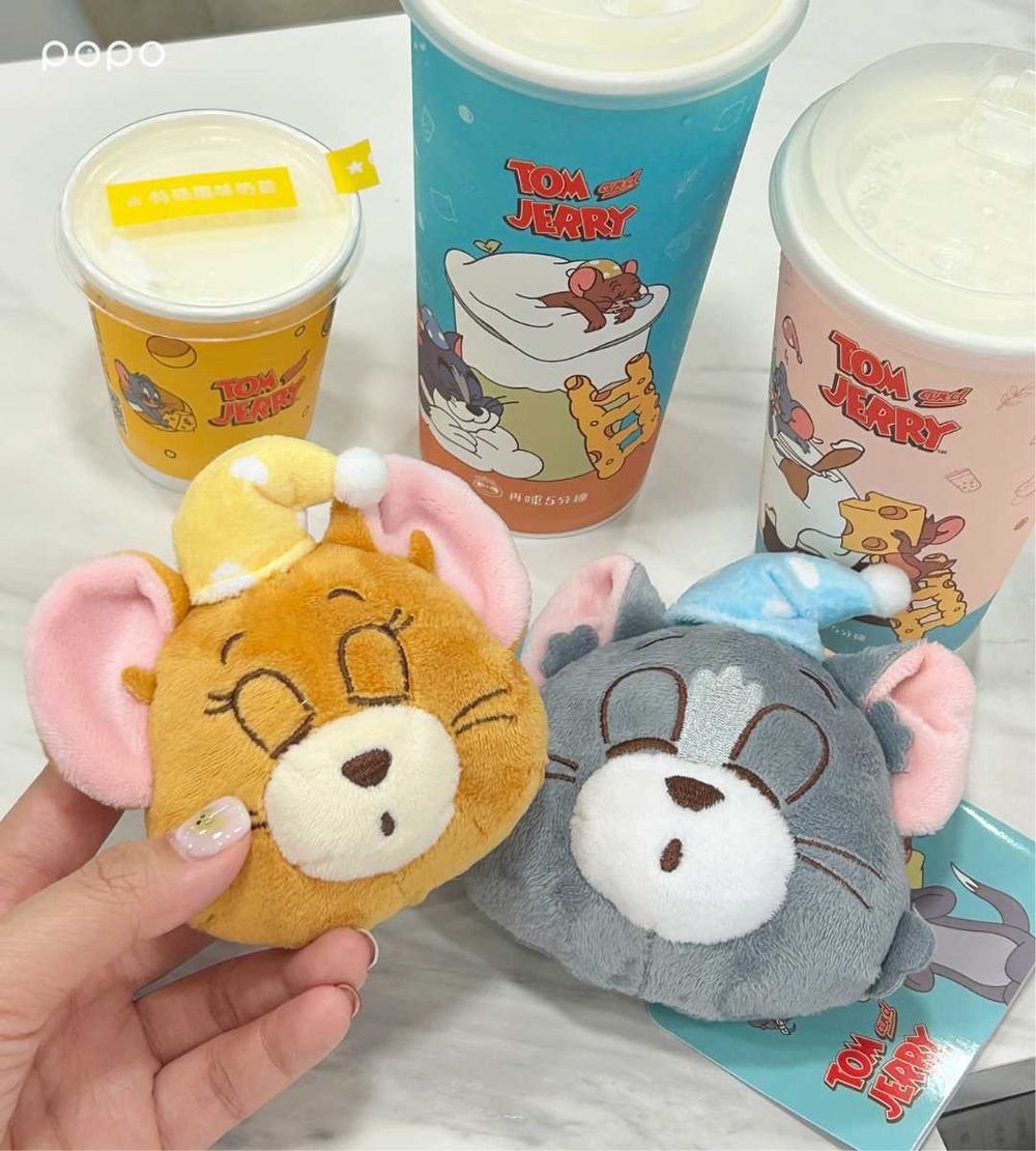 再睡5分鐘跟湯姆貓與傑利鼠聯名了！Q翻「大頭傑利鼠飲料杯套」太欠買、還有切達起司奶蓋新品要喝！-5