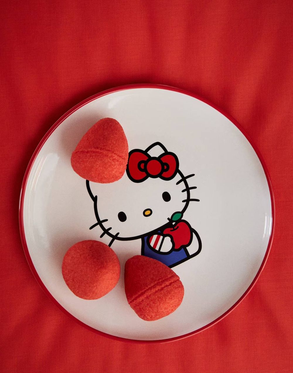 H&M跟Hello Kitty聯名推家居小物！超可愛「凱蒂貓馬克杯、Kitty絨毛抱枕」全都太想買！-13