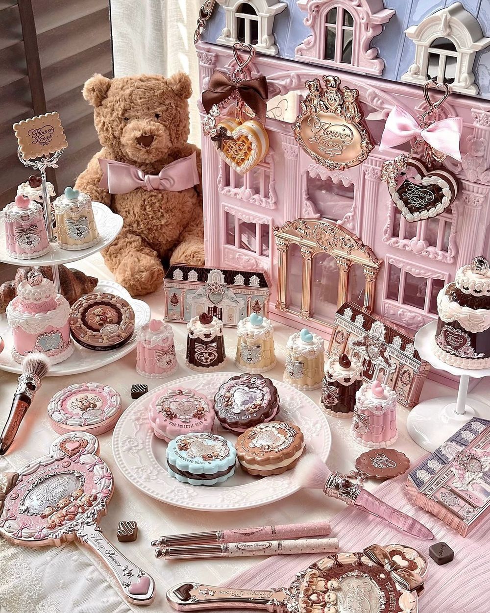 花知曉甜點小熊秋季限定彩妝，空降韓國聖水快閃！小餅乾腮紅、可露麗唇凍、建築眼影盤，掀起一波韓女甜美風暴！-3