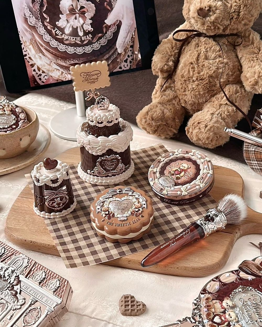 花知曉甜點小熊秋季限定彩妝，空降韓國聖水快閃！小餅乾腮紅、可露麗唇凍、建築眼影盤，掀起一波韓女甜美風暴！-4