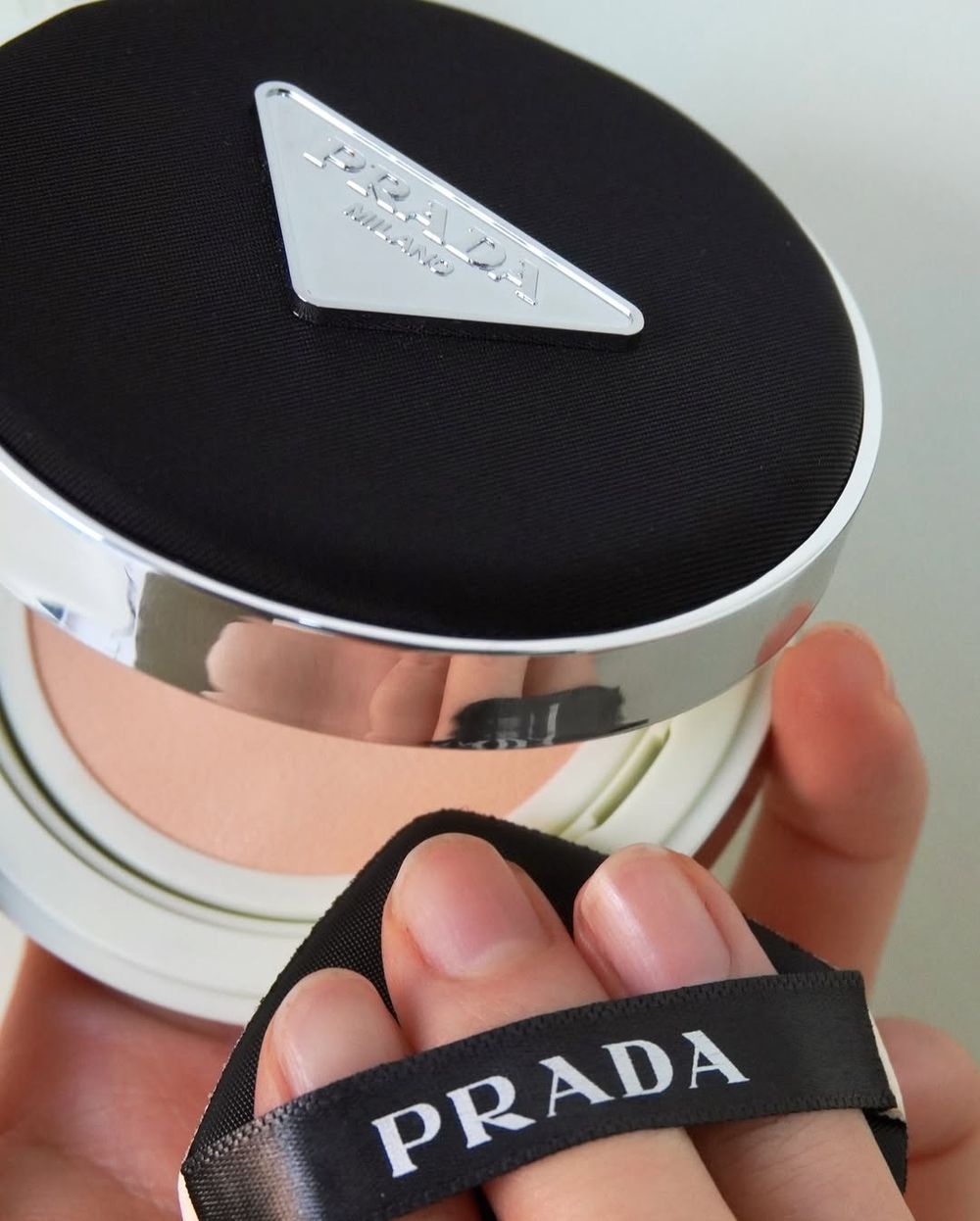 PRADA Beauty顛覆浪漫「結構粉」新色登場！秋日知性裸棕粉、顯白冷煙粉...，人氣「廢裸棕」姊妹色必收編！-18