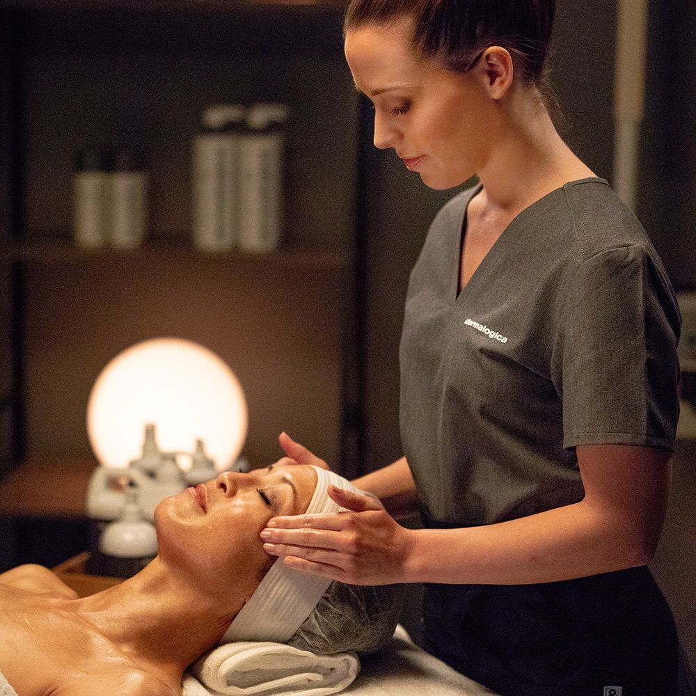 風靡時尚圈「小臉皮拉提斯」德卡保養療程上架！神奇口內雕塑按摩＋3D律動塑顏精萃，10分鐘速效拉提小臉！-7