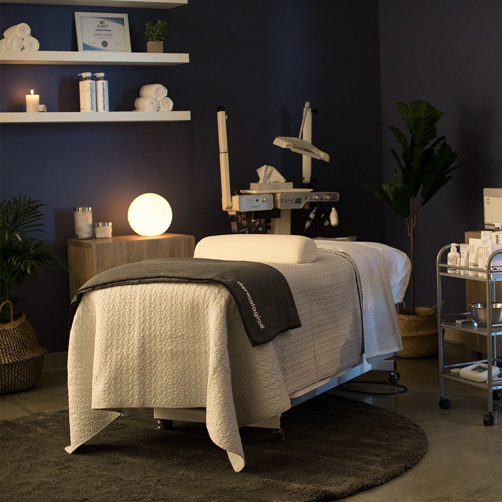 風靡時尚圈「小臉皮拉提斯」德卡保養療程上架！神奇口內雕塑按摩＋3D律動塑顏精萃，10分鐘速效拉提小臉！-5