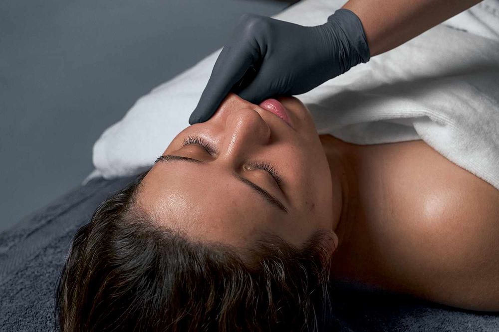 風靡時尚圈「小臉皮拉提斯」德卡保養療程上架！神奇口內雕塑按摩＋3D律動塑顏精萃，10分鐘速效拉提小臉！-6