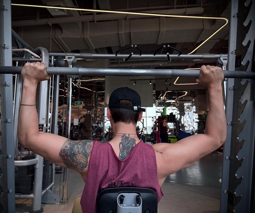 《許我耀眼》陳偉霆霸總背肌超性感！自曝健身狂魔，一週五練＋獨門「吃不胖秘訣」狀態好到像吃防腐劑！-7