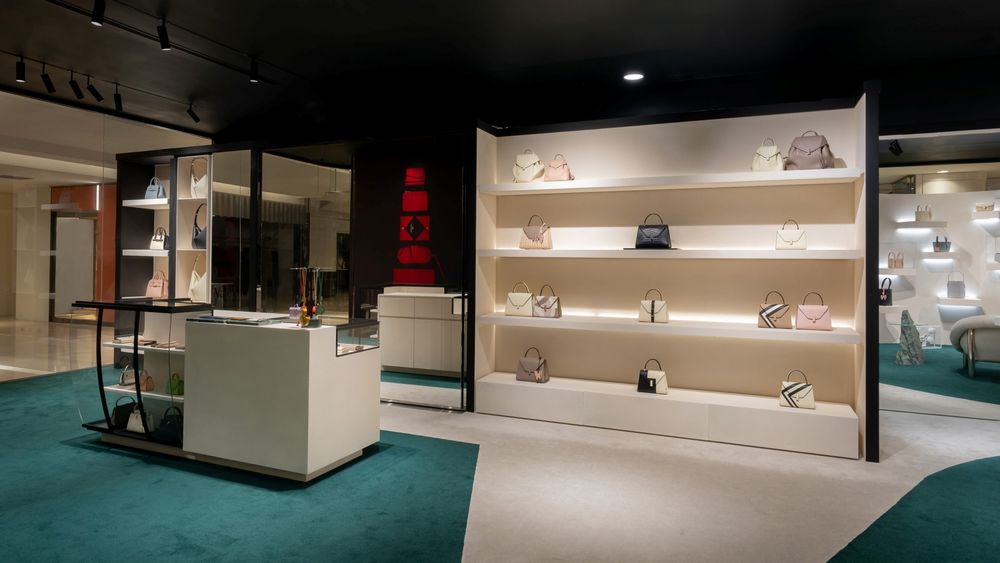 趙露思最愛的豪門包！Valextra進駐台中新光三越「弧形包牆」超美！千金手提包值得一生收！-1