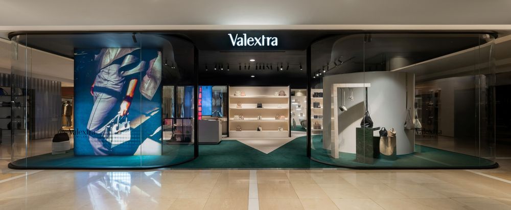 趙露思最愛的豪門包！Valextra進駐台中新光三越「弧形包牆」超美！千金手提包值得一生收！-2