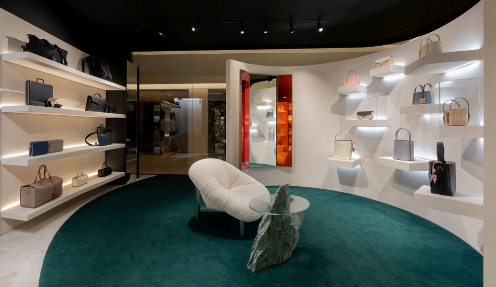 趙露思最愛的豪門包！Valextra進駐台中新光三越「弧形包牆」超美！千金手提包值得一生收！-4