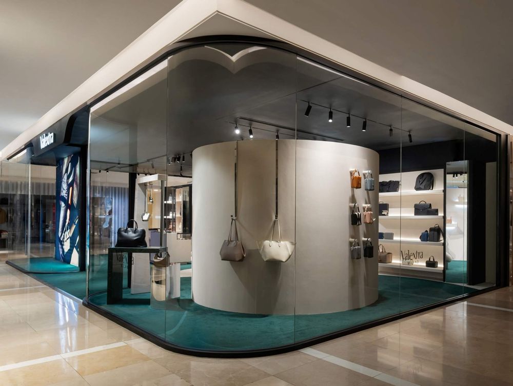 趙露思最愛的豪門包！Valextra進駐台中新光三越「弧形包牆」超美！千金手提包值得一生收！-3