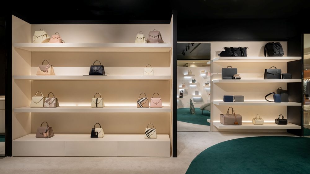 趙露思最愛的豪門包！Valextra進駐台中新光三越「弧形包牆」超美！千金手提包值得一生收！-5