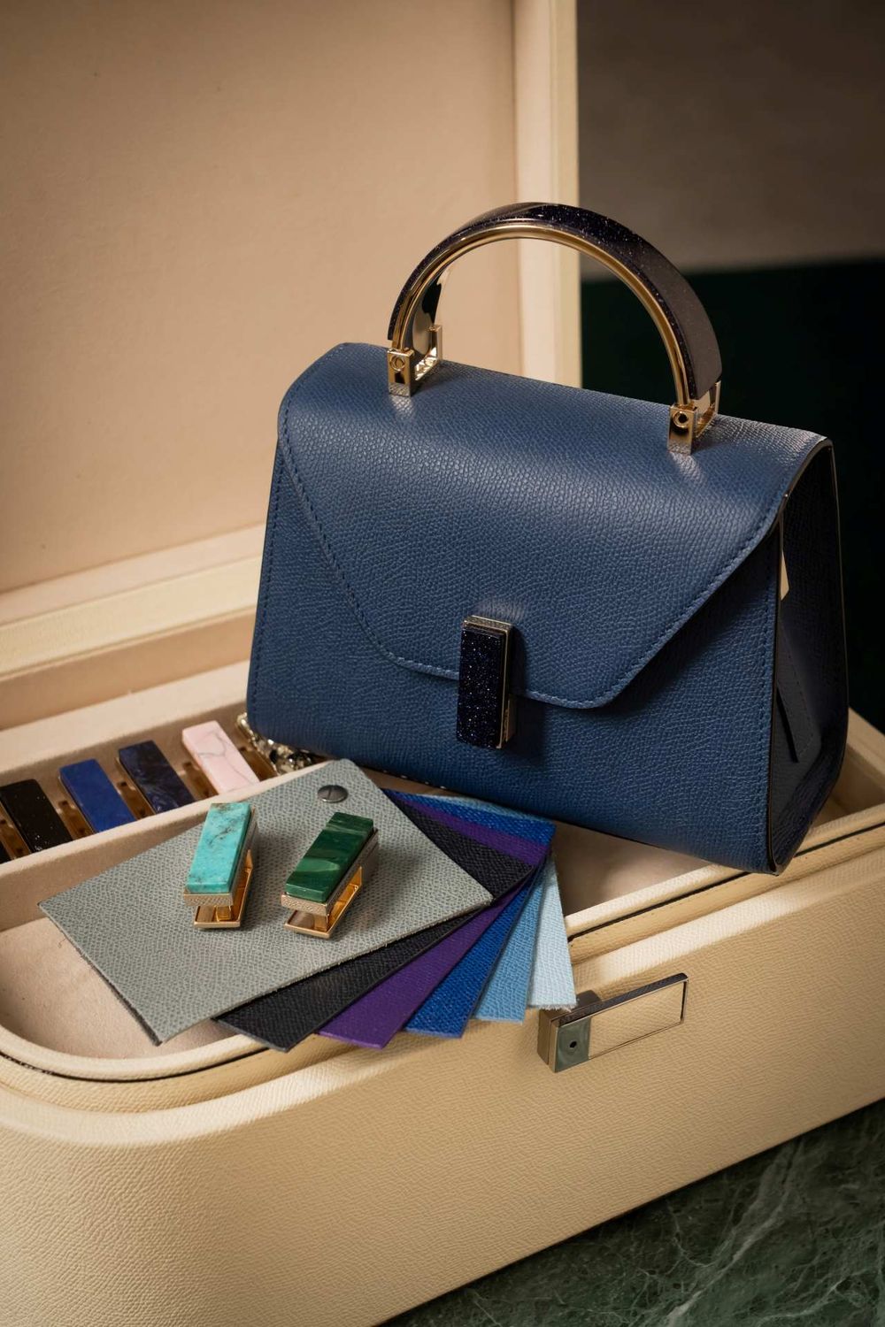 趙露思最愛的豪門包！Valextra進駐台中新光三越「弧形包牆」超美！千金手提包值得一生收！-9