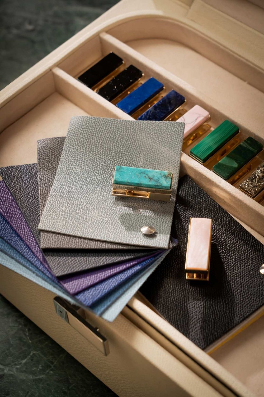 趙露思最愛的豪門包！Valextra進駐台中新光三越「弧形包牆」超美！千金手提包值得一生收！-10