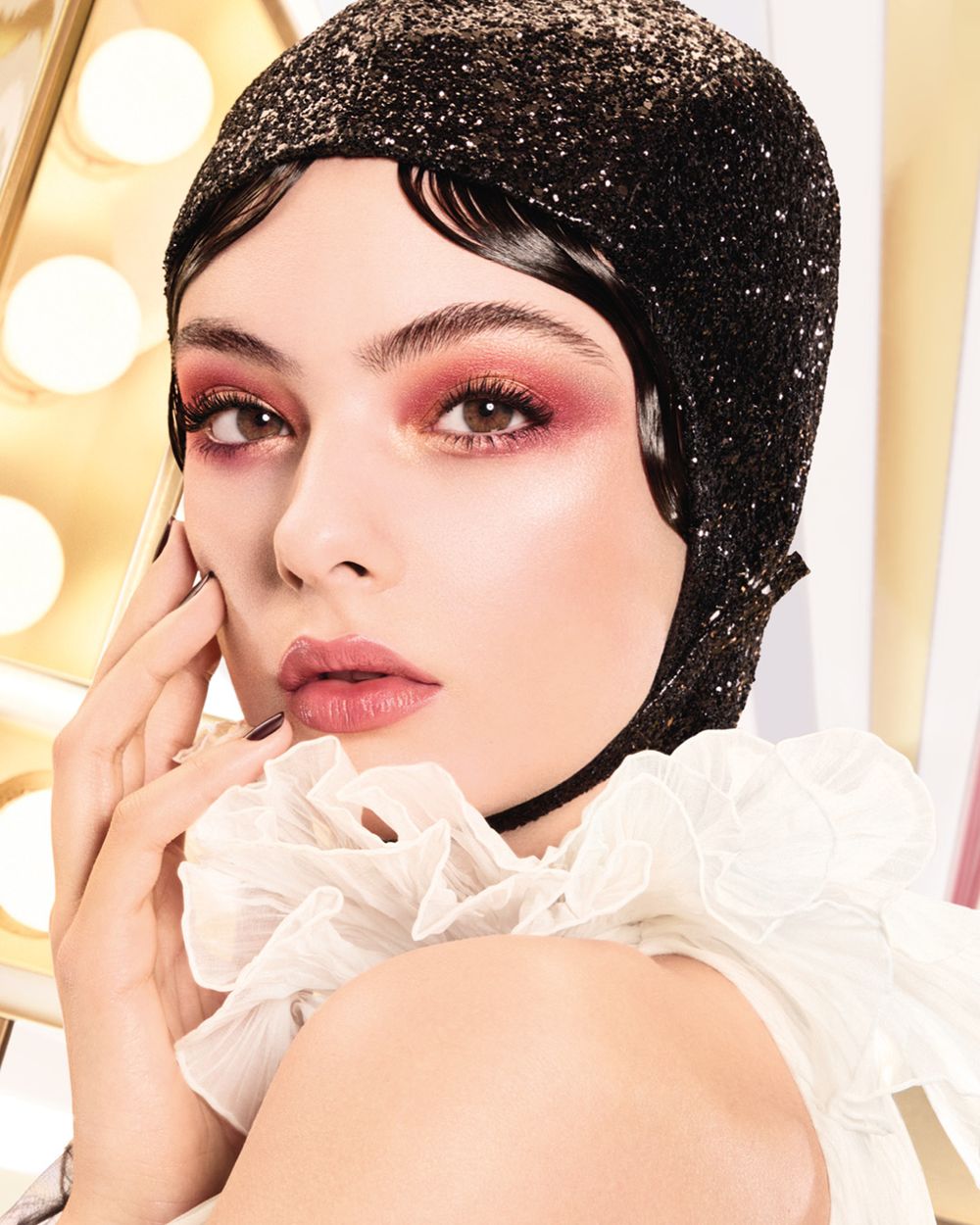 2025必擁有奢華唇彩首選！「迪奧雙頭唇釉」台灣開賣，奢華金色管身、繁星亮片膏體，柔霧星光＋晶瑩璀璨兩種唇妝一次Get！-17