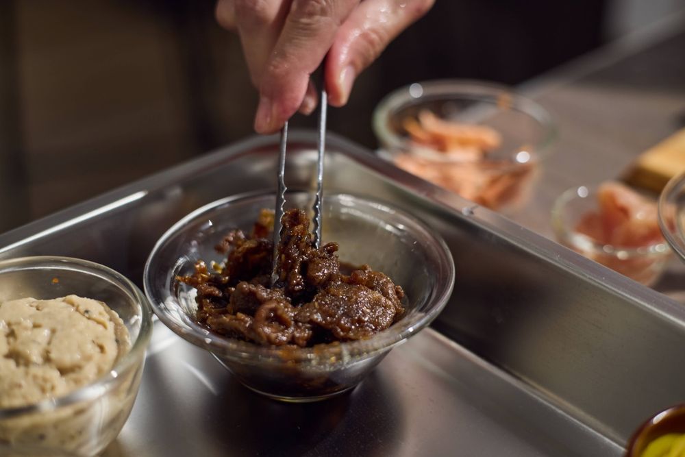 東京超夯手作飯糰「淺草宿六」快閃來台！台灣限定「鮪魚美乃滋&和牛」口味太欠吃、購買方式看這邊！-6