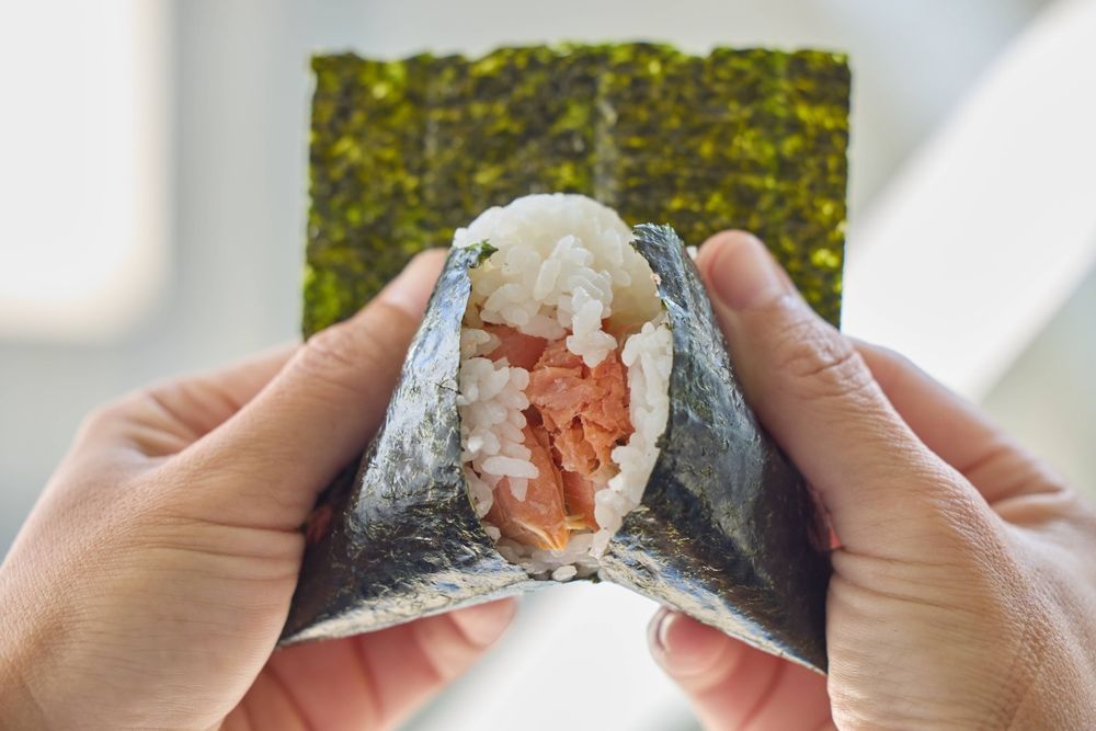 東京超夯手作飯糰「淺草宿六」快閃來台！台灣限定「鮪魚美乃滋&和牛」口味太欠吃、購買方式看這邊！-8