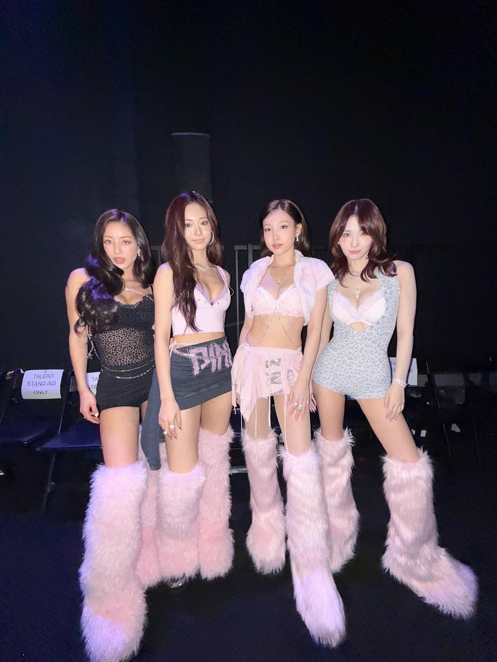 子瑜史上最大尺度！TWICE四成員登上維密大秀「超火辣表演服曝光」深溝美胸藏不住！-4