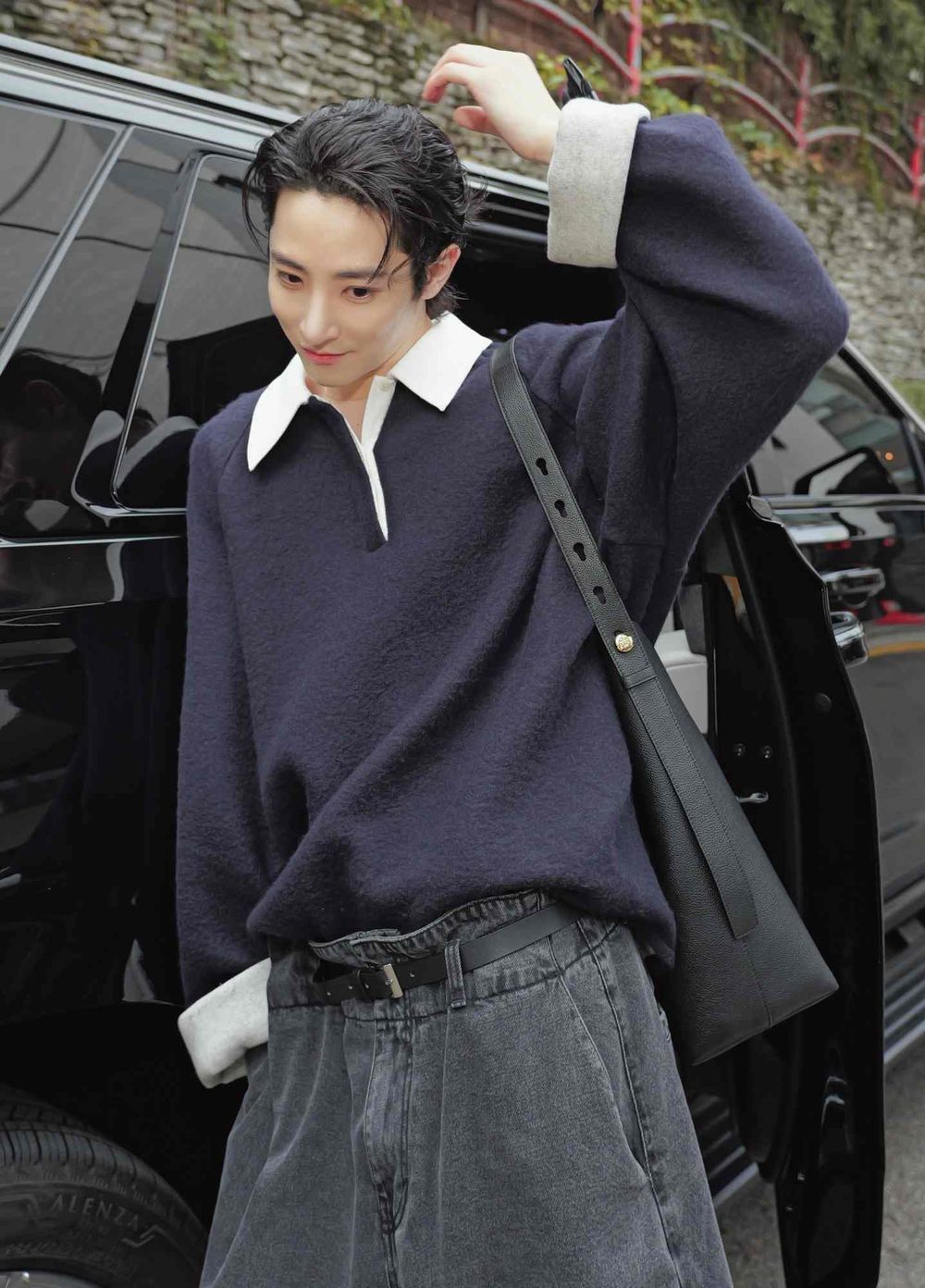 把馬路當伸展台走！「人間邪魅王」李洙赫現身Tory Burch活動！老公同款Romy包買得起！-2