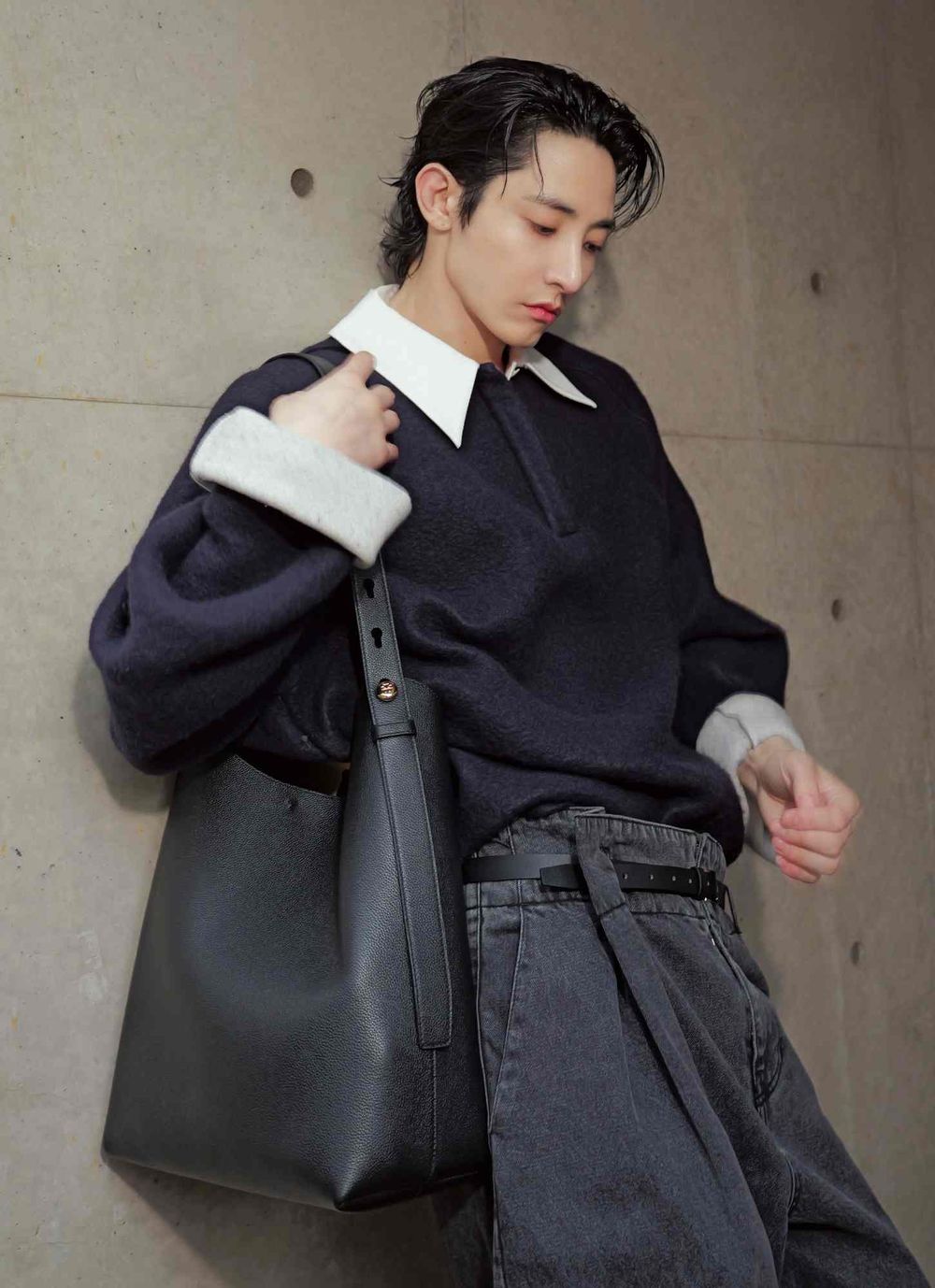 把馬路當伸展台走！「人間邪魅王」李洙赫現身Tory Burch活動！老公同款Romy包買得起！-3