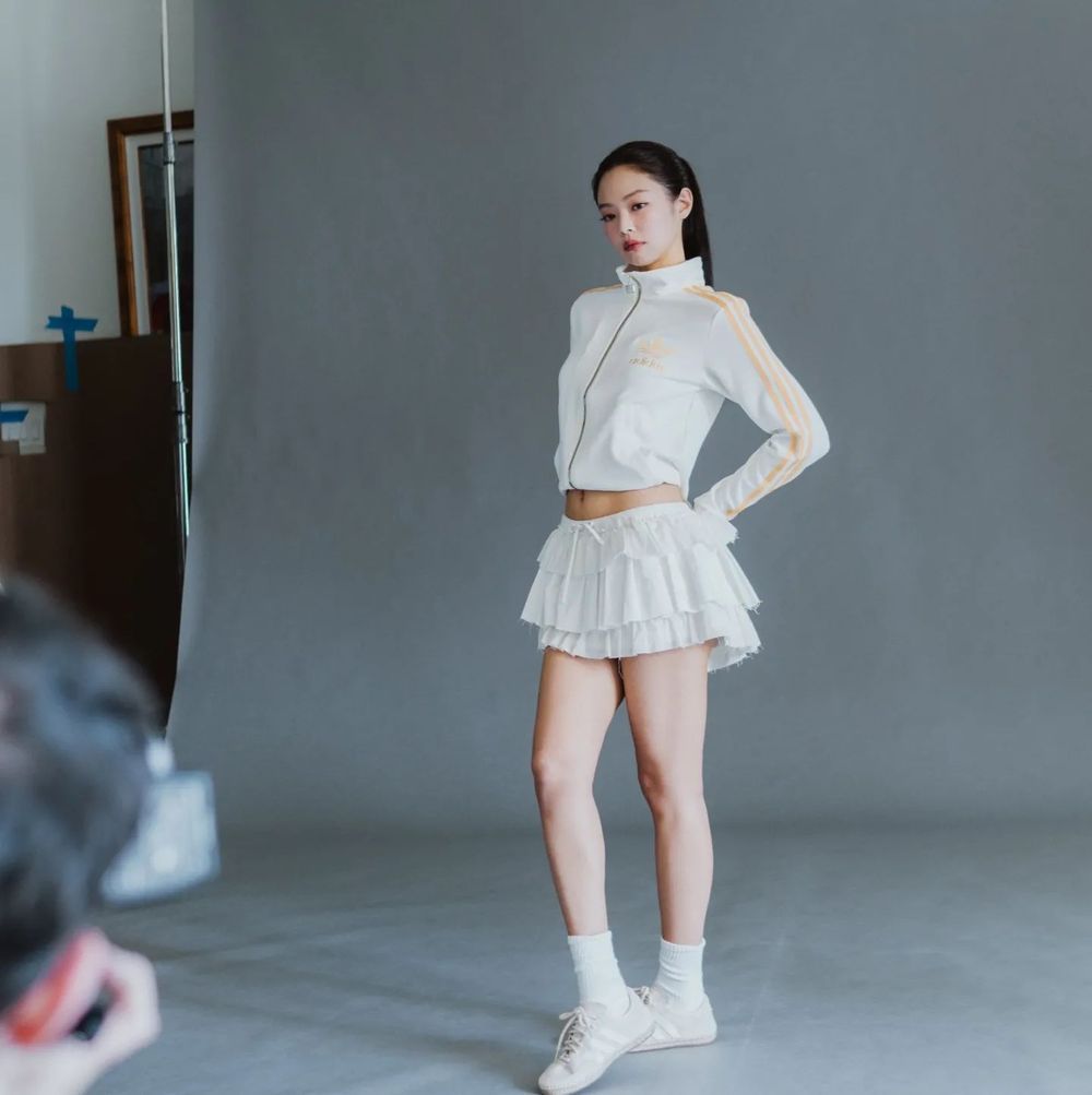 穿愛迪達最好看的女神！Jennie八套「adidas封神穿搭」球鞋、運動外套只要她穿過就秒賣完！-14