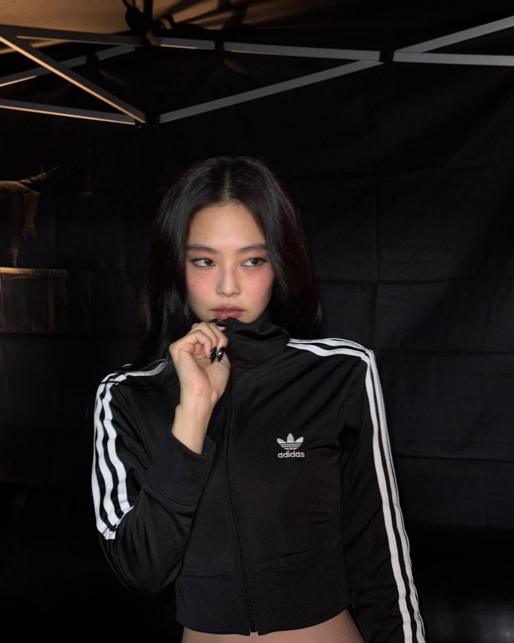 穿愛迪達最好看的女神！Jennie八套「adidas封神穿搭」球鞋、運動外套只要她穿過就秒賣完！-15
