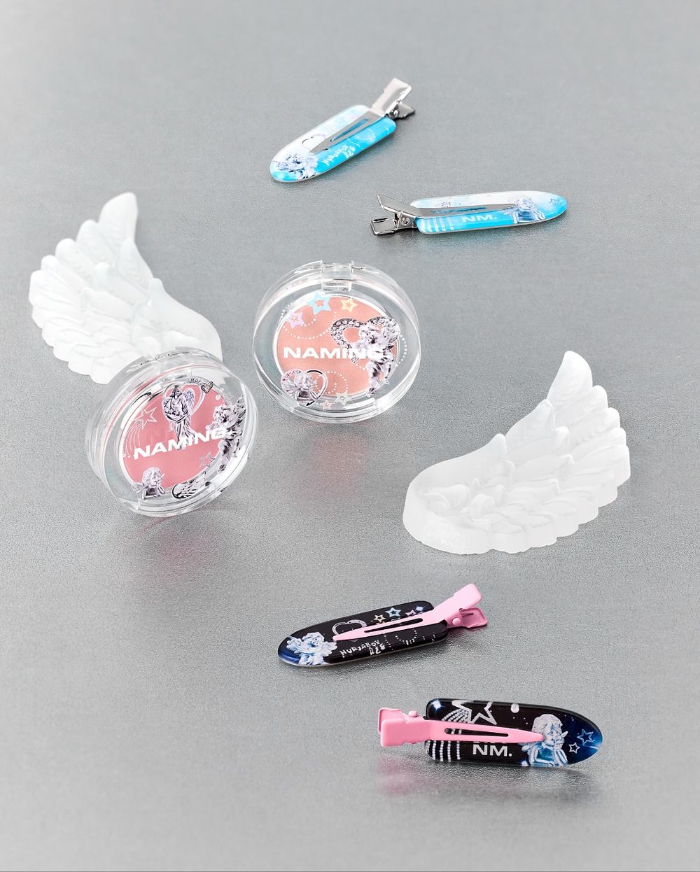 韓國美妝界最夢幻跨界聯名！NAMING.攜手潮流品牌「氣墊粉餅、Yuna同款腮紅」換上限量天使包裝，根本是藝術收藏品！-9