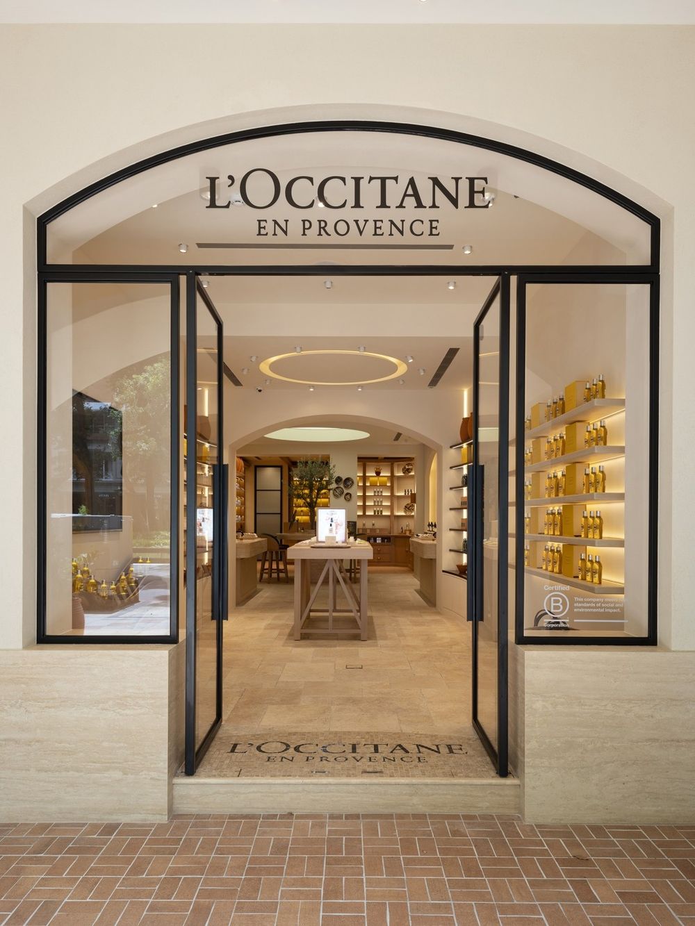 歐舒丹把南法精神融入生活概念店！全新「花之交響曲」香氛系列登場，九款全新包裝＋熟悉香調，一聞秒置身普羅旺斯！-4