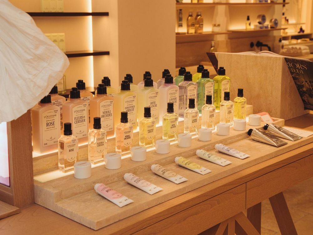 歐舒丹把南法精神融入生活概念店！全新「花之交響曲」香氛系列登場，九款全新包裝＋熟悉香調，一聞秒置身普羅旺斯！-5