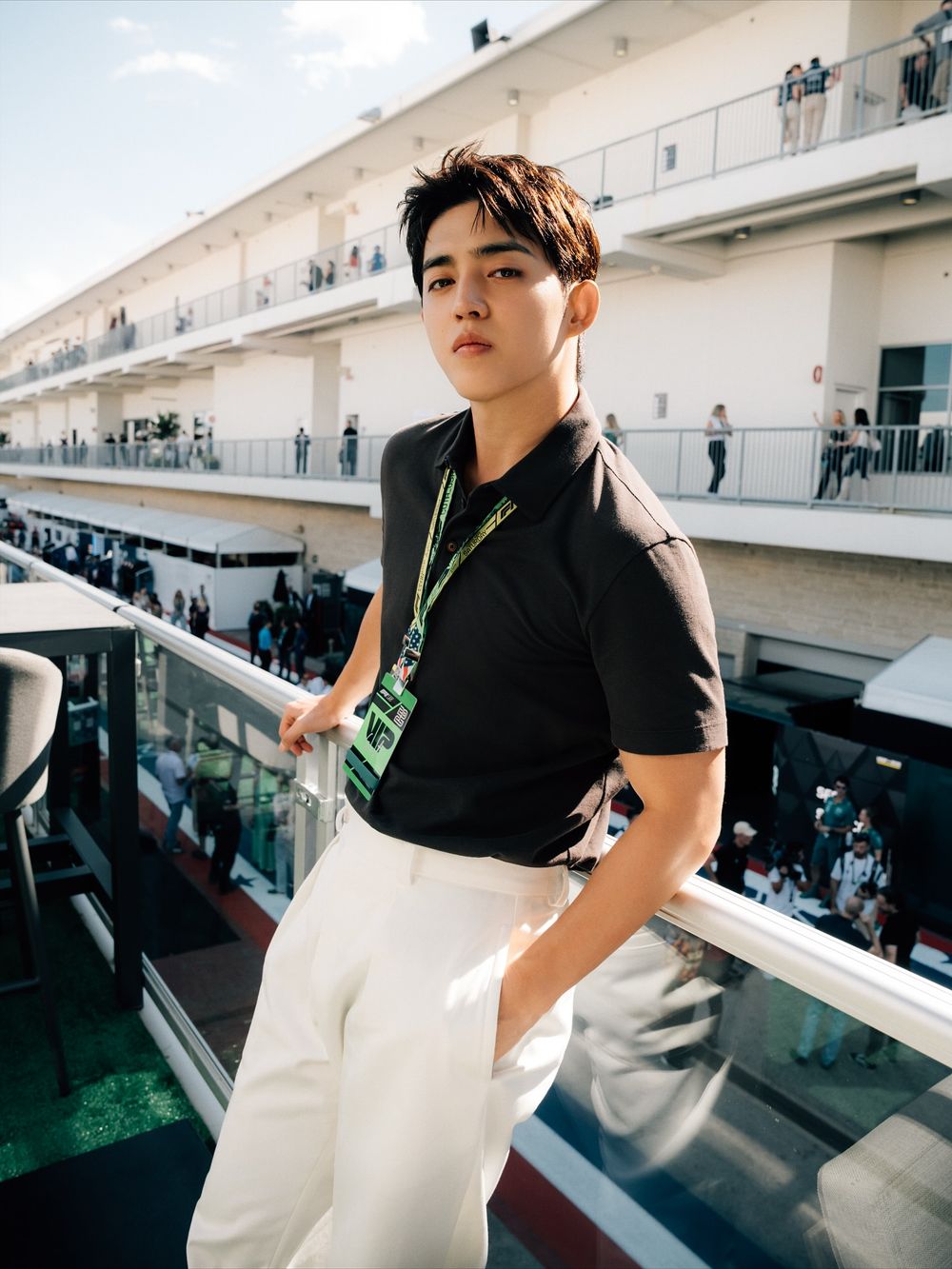 BOSS霸總去看F1！SEVENTEEN隊長S.COUPS穿貝克漢聯名現身！帥到忘了賽車在跑！-2