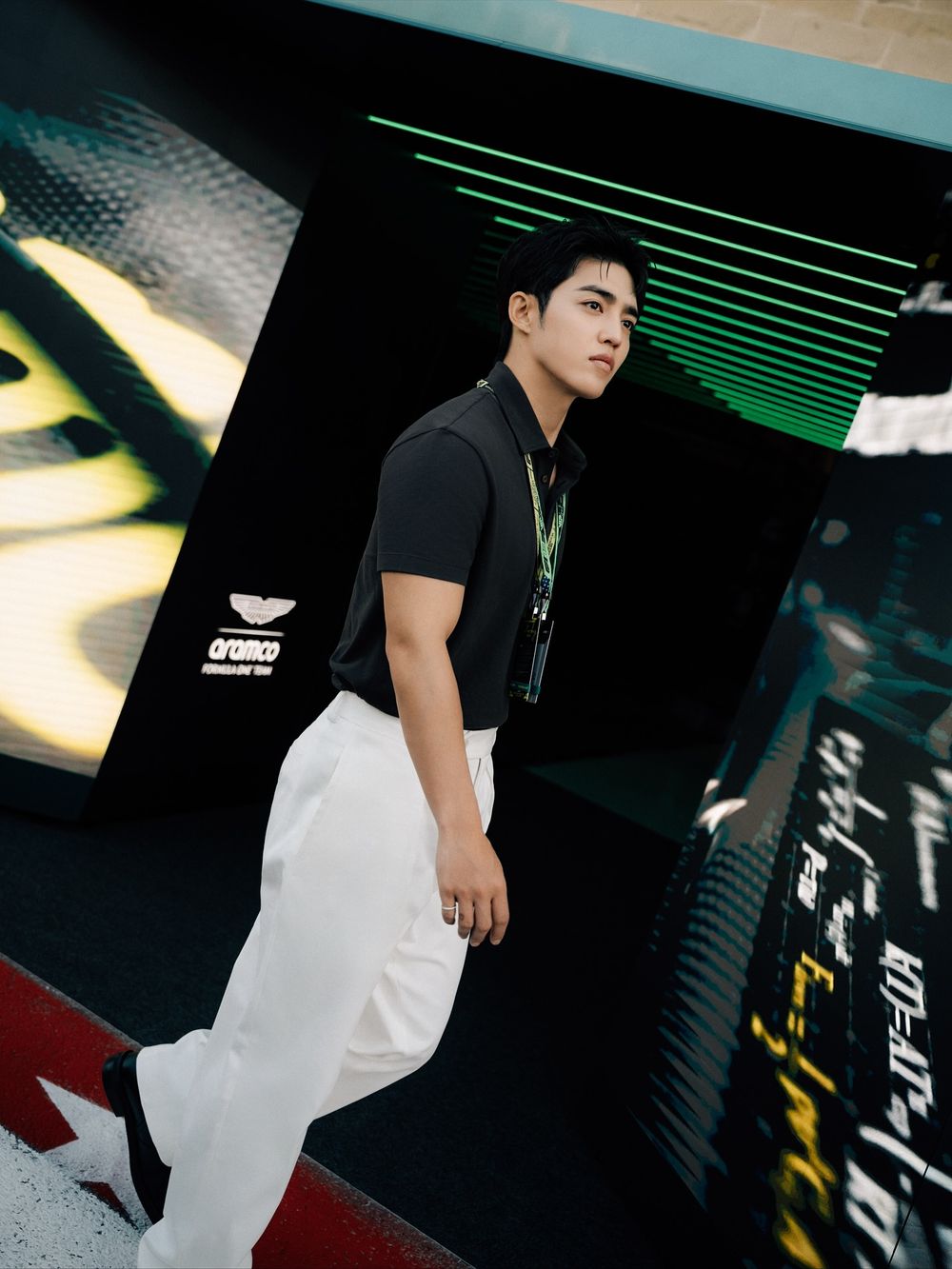 BOSS霸總去看F1！SEVENTEEN隊長S.COUPS穿貝克漢聯名現身！帥到忘了賽車在跑！-5