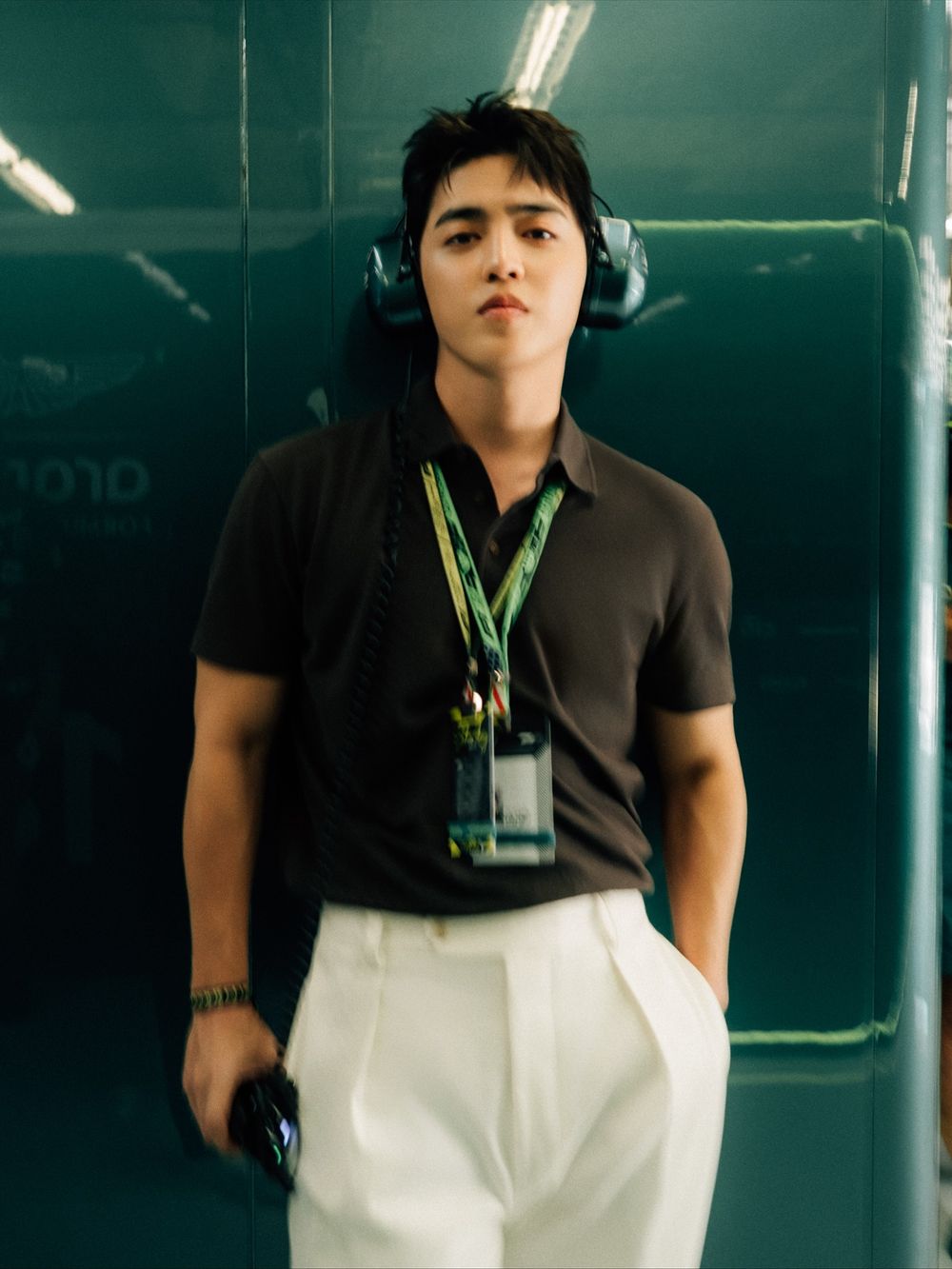 BOSS霸總去看F1！SEVENTEEN隊長S.COUPS穿貝克漢聯名現身！帥到忘了賽車在跑！-6