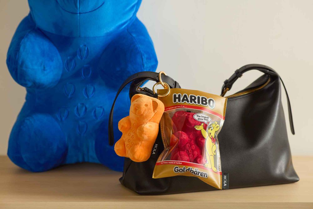 HOLA×HARIBO小熊軟糖聯名回來了！超可愛「小熊軟糖絨毛吊飾+娃包組」六種顏色都想帶回家！-2