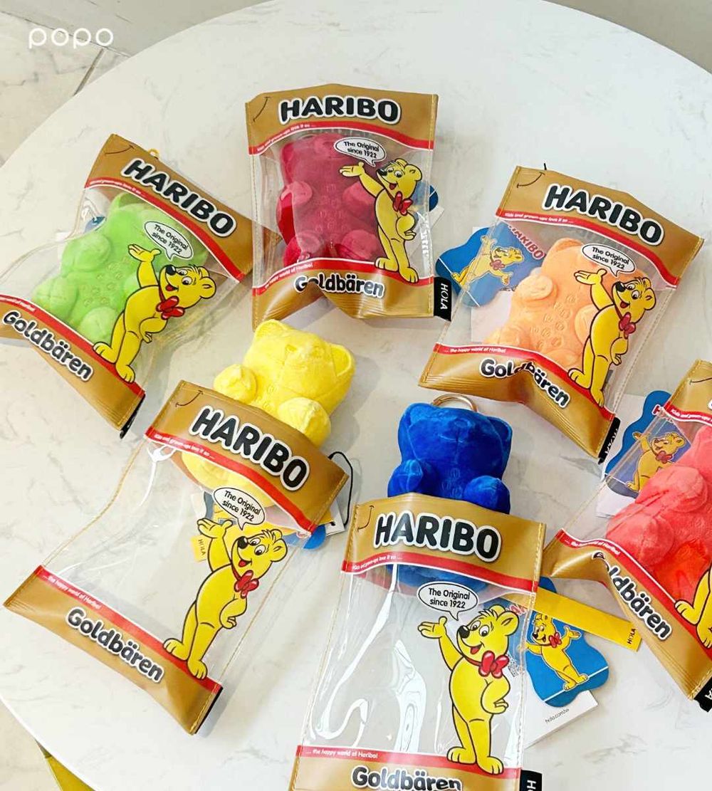 HOLA×HARIBO小熊軟糖聯名回來了！超可愛「小熊軟糖絨毛吊飾+娃包組」六種顏色都想帶回家！-5