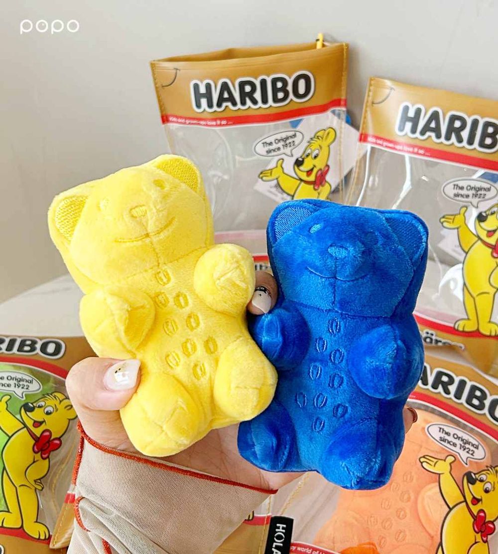 HOLA×HARIBO小熊軟糖聯名回來了！超可愛「小熊軟糖絨毛吊飾+娃包組」六種顏色都想帶回家！-6